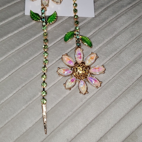 NWT Betsey Johnson Daisy Mismatched Earrings - Picture 7 of 13